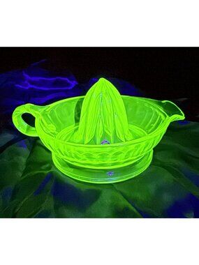 Vintage Uranium Depression Glass Citrus Juicer Reamer 30s Green Vaseline UV Glow